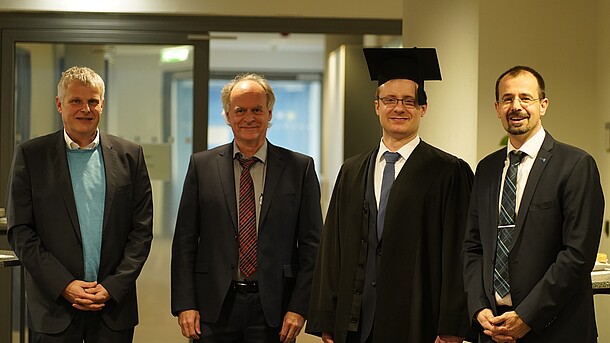 Promotion von Alexander Kassner, von links: Prof. Dr.-Ing. Ludger Overmeyer; Prof. Dr. Dinkelacker; Alexander Kassner; Prof. Dr.-Ing. Marc Wurz