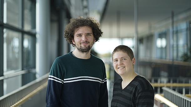 Jokubas Kazemekaitis (links) und Emma Tubbe (rechts) absolvieren ihr Freiwilliges Wissenschaftliches Jahr (FWJ) am IMPT